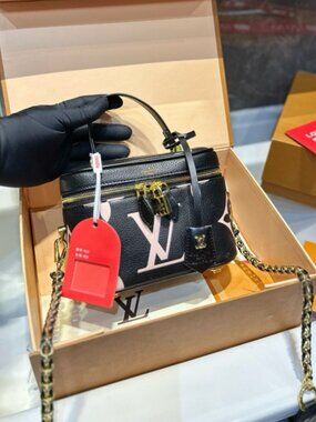 Louis Vuitton.Black and White Aesthetics, Elegance on the Go